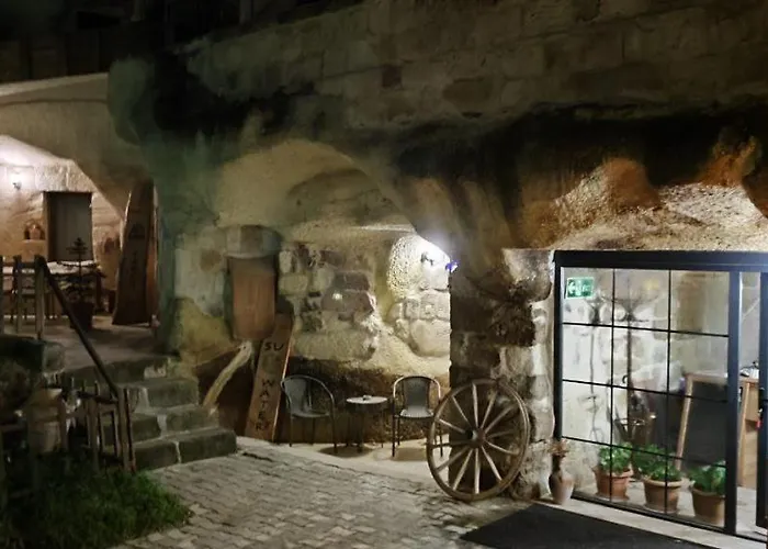 Deep Cave House Hotel