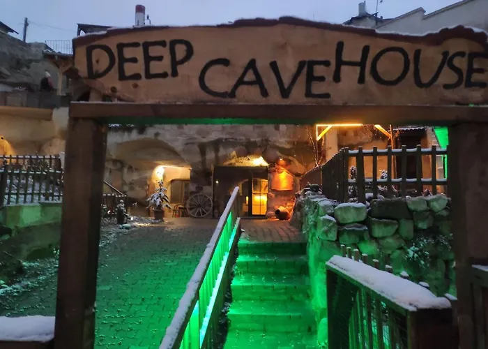 Deep Cave House فندق